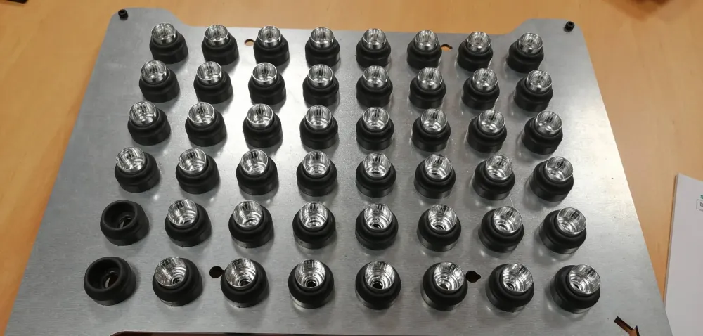 Plateau acier avec posages pour assemblage de bouchons industriels
